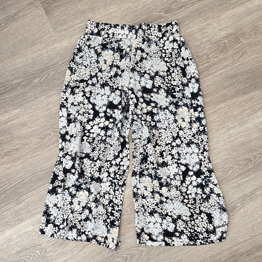 Club Monaco Silk Floral Black and White Cropped Wide Palazzo Leg